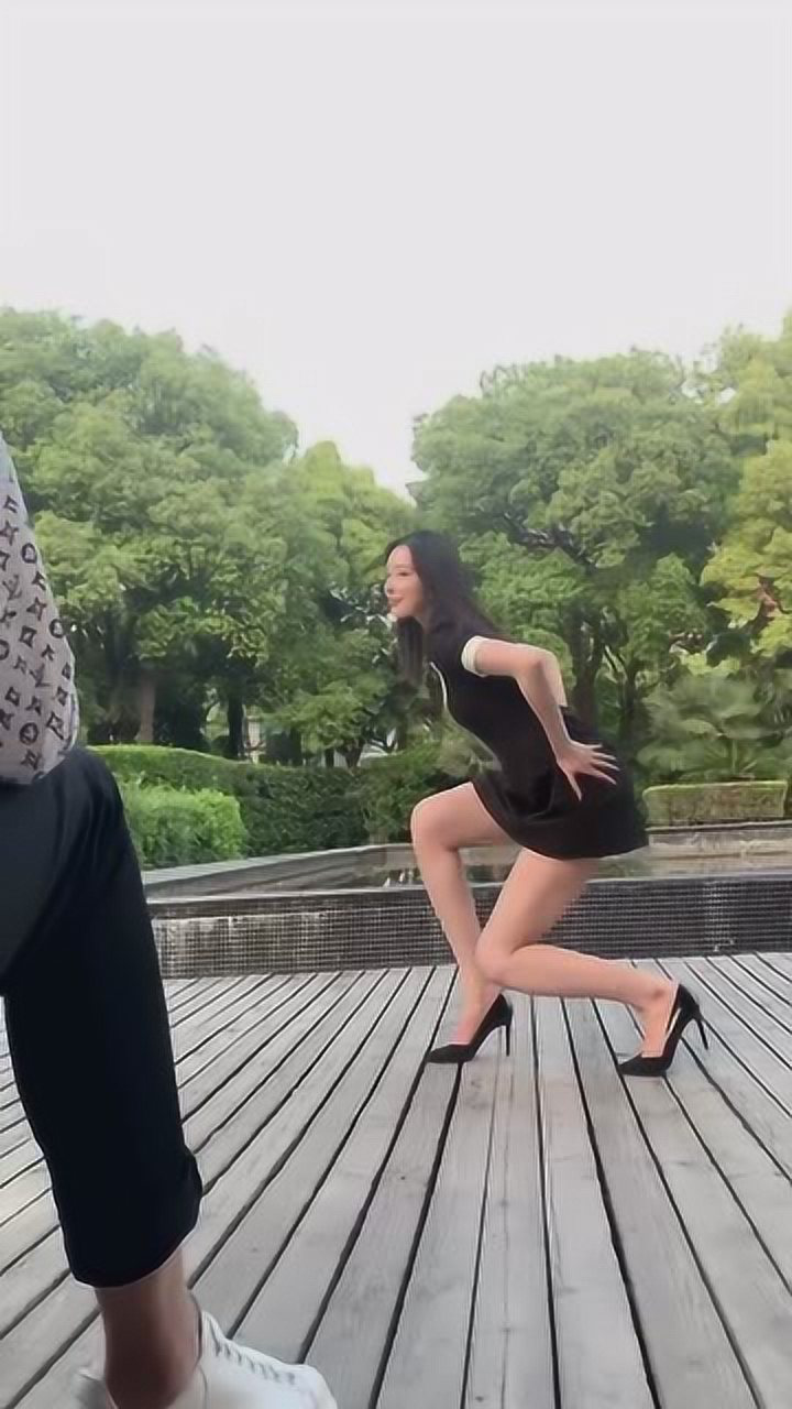 美女高跟鞋卡住了为了缓解尴尬在小伙面前秀了一波身材