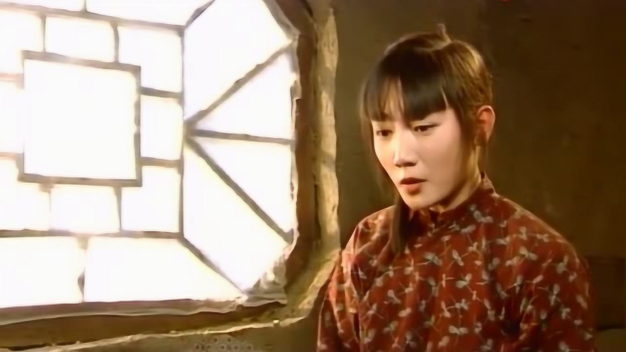 老旦是一棵树赵镇来找村花,不料村花拿剪刀威胁他,得给钱_腾讯视频