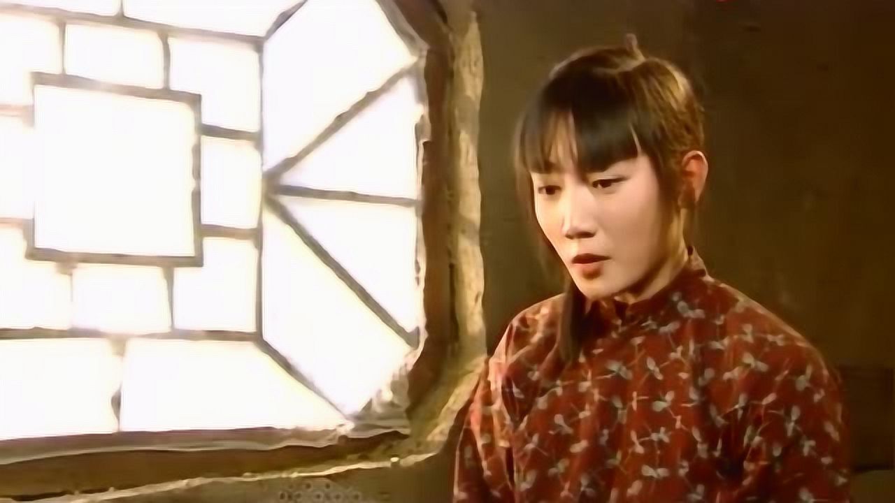 老旦是一棵树赵镇来找村花,不料村花拿剪刀威胁他,得给钱