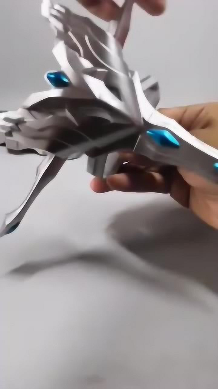 传说中的终极赛罗之剑看起来真的很帅气能再大点就好了