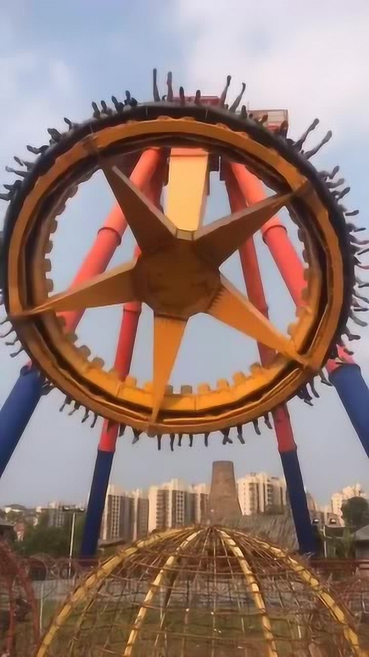 游乐场里的大摆锤真的是太吓人了,恐高者千万不要去尝试