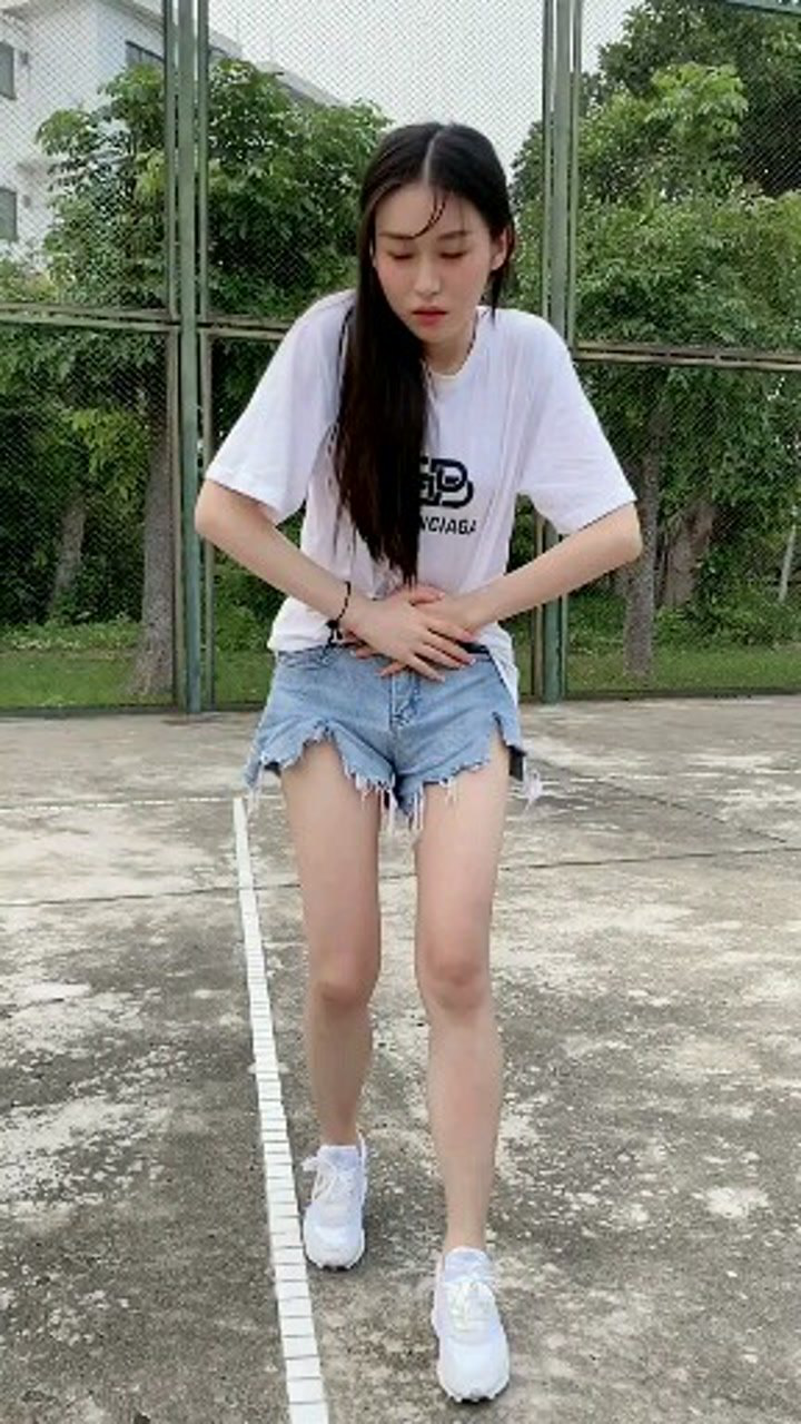 单身车模妹子肚子疼的样子真让人心疼
