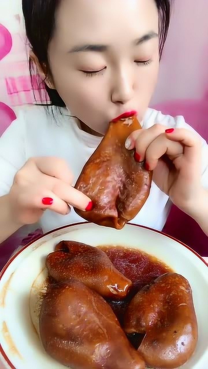 小姐姐大口吃肉看着都觉得馋人啊一口下去真是满嘴流油太爽了