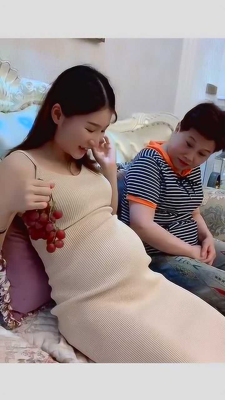孕妇怀胎九月胎动明显婆婆看了挪不开眼