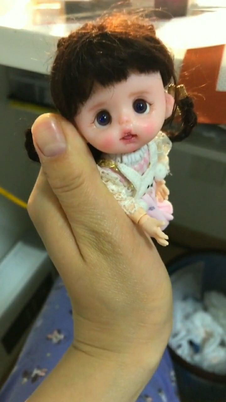 这个娃娃的脸就像是红苹果,模样太俊俏了