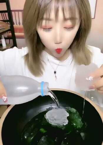 吃冰达人:小姐姐挑战滴水成冰,最后一幕可惜了