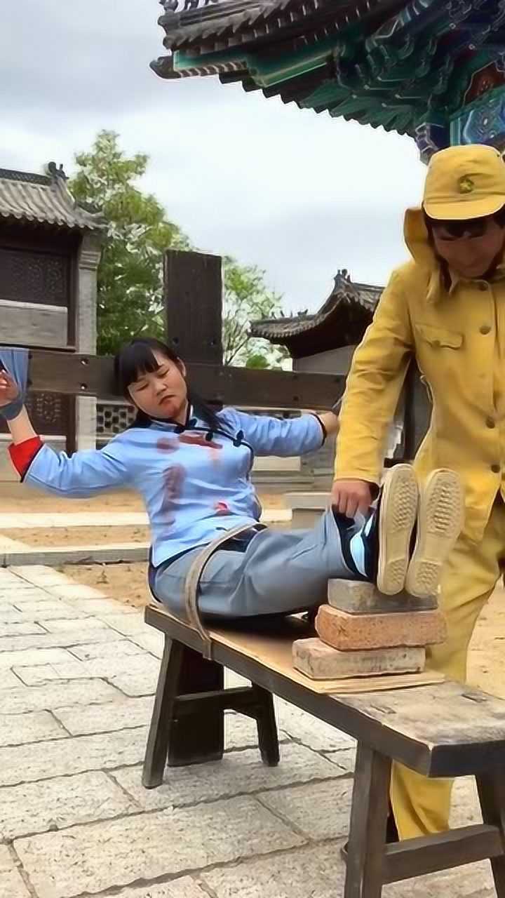 传说中十大酷刑里的老虎凳仅需3块砖就让女性痛不欲生