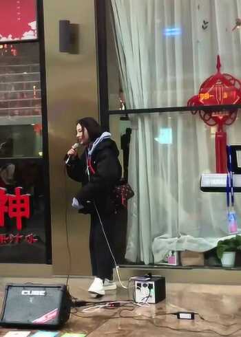 街头卖唱的小姐姐,一开口就被圈粉了,太好听了