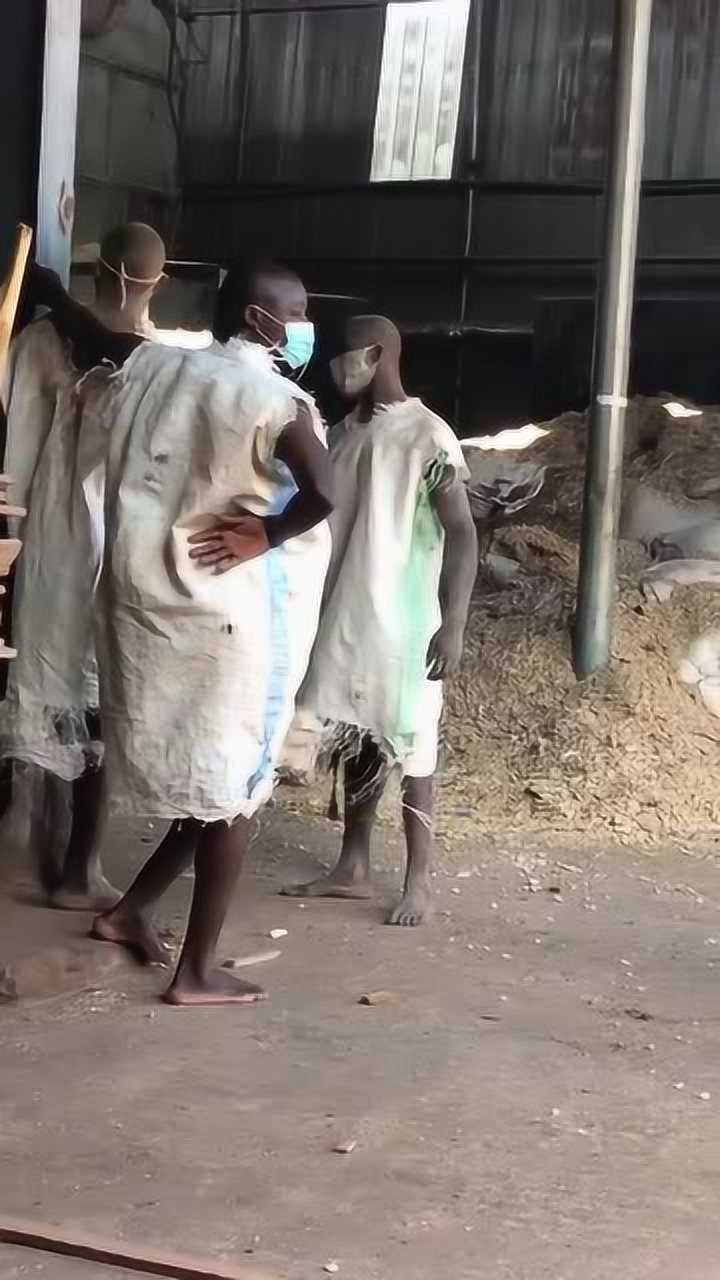 非洲的工人竟用麻袋当衣服确实节约成本