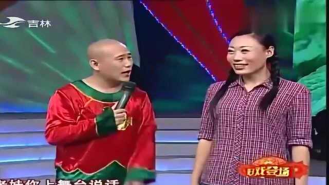 二人转演员田红演唱《谁是我的新郎》,搭档在一旁捣乱,太搞笑了