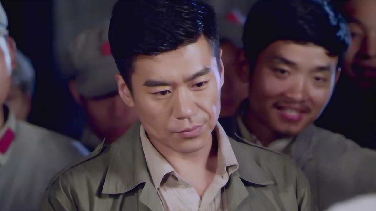 年少轻狂关大少爷竟让司令员亲自倒酒这面子还有谁能比