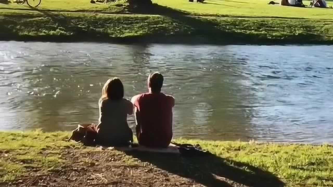 夕阳下的情侣背影两个人相互扶持一起到白头