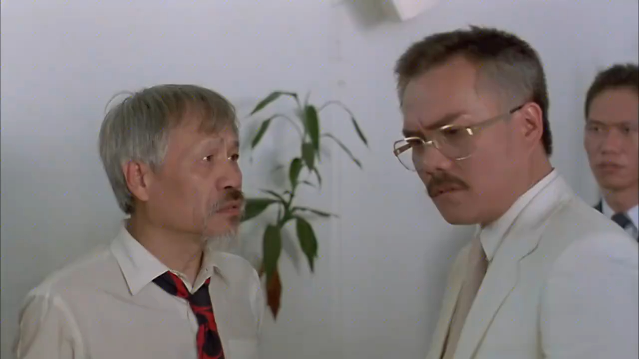 群英:老头当卧底有一手,白白让对方送钱给自己,然后转头去澳门