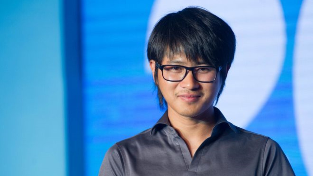 韩寒送路人电影票惨遭拒绝,尴尬到脸通红,桀骜作家变社恐