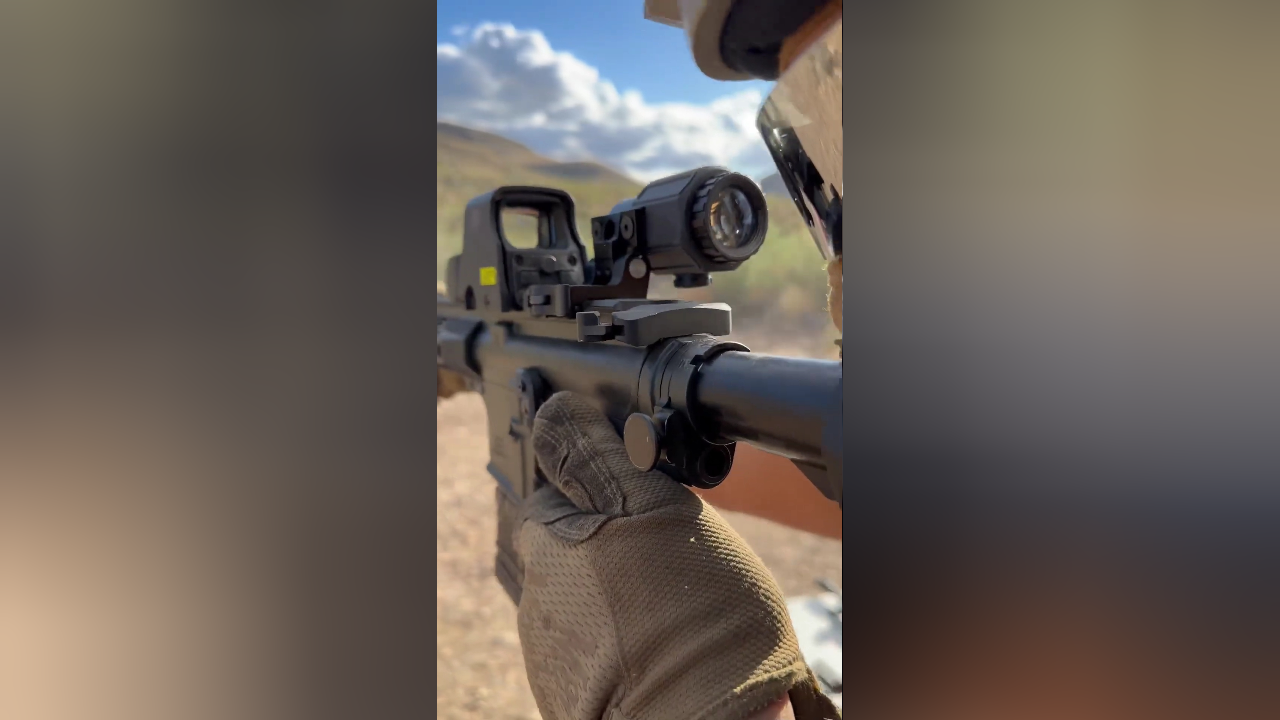 ar15加装全息瞄准镜和低倍变焦瞄具 适用于近距离战术和远距离射击