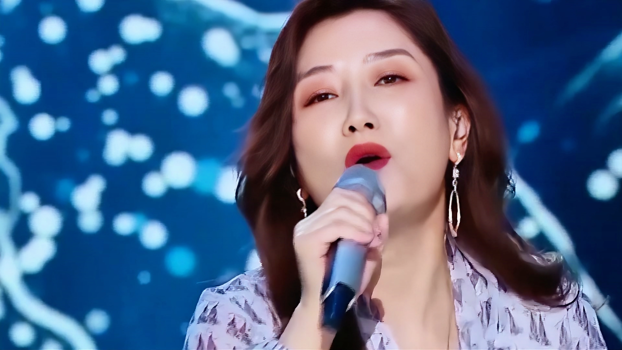 凤凰传奇唱上电音了?玲花一开口台下直接嗨了,原地开启蹦迪模式