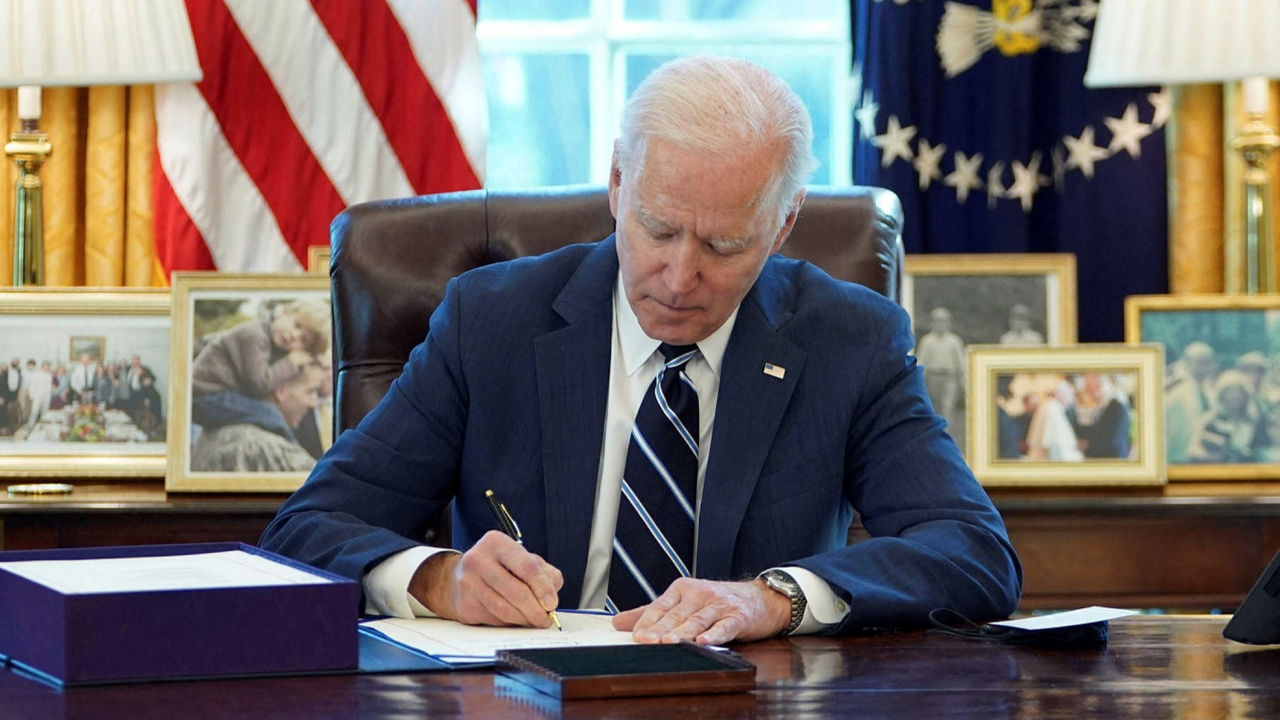 美国总统拜登签署拨款法案,避免政府机构陷入部分"停摆"