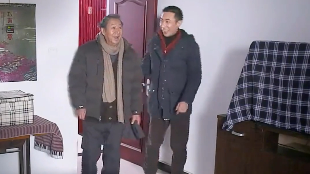 夫妻俩拿着老人的百万拆迁款买的大房子,却给老人住杂物间《老有所依》_腾讯新闻