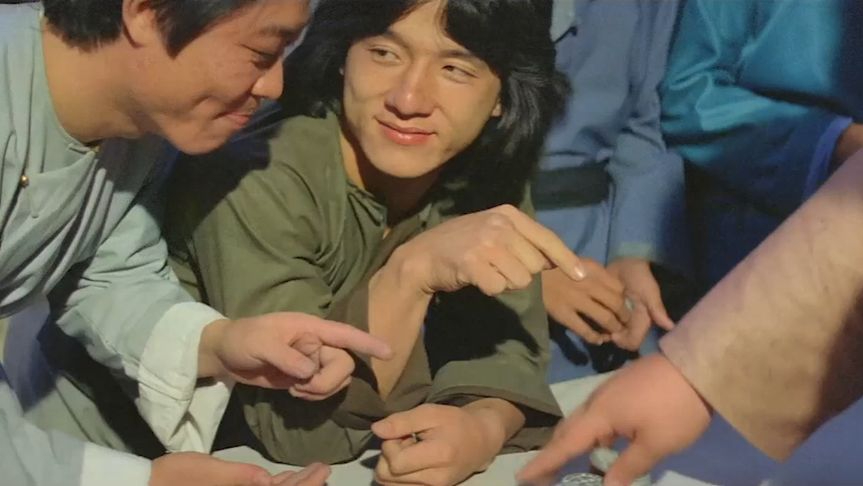 所谓十赌九骗,成龙看穿小伙的千术,趁机赢走一把大洋