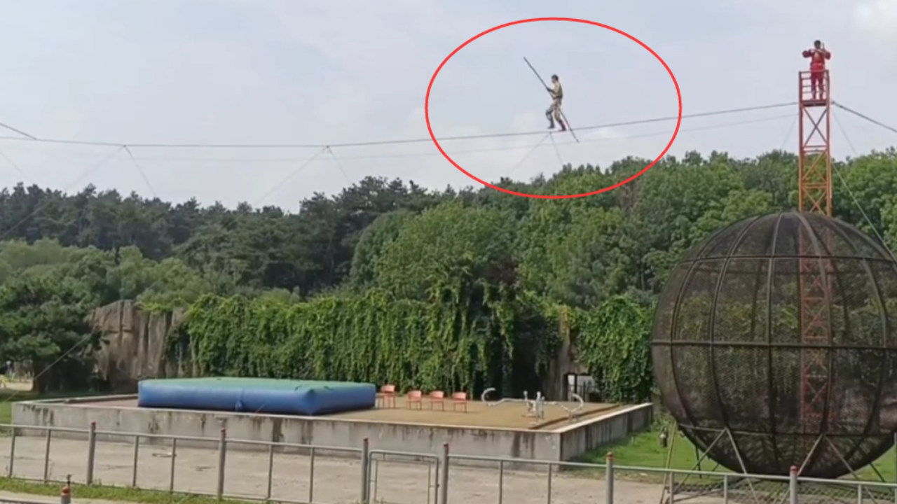 杂技演员高空走钢丝不慎坠落,画面曝光太吓人,救护车半小时才到