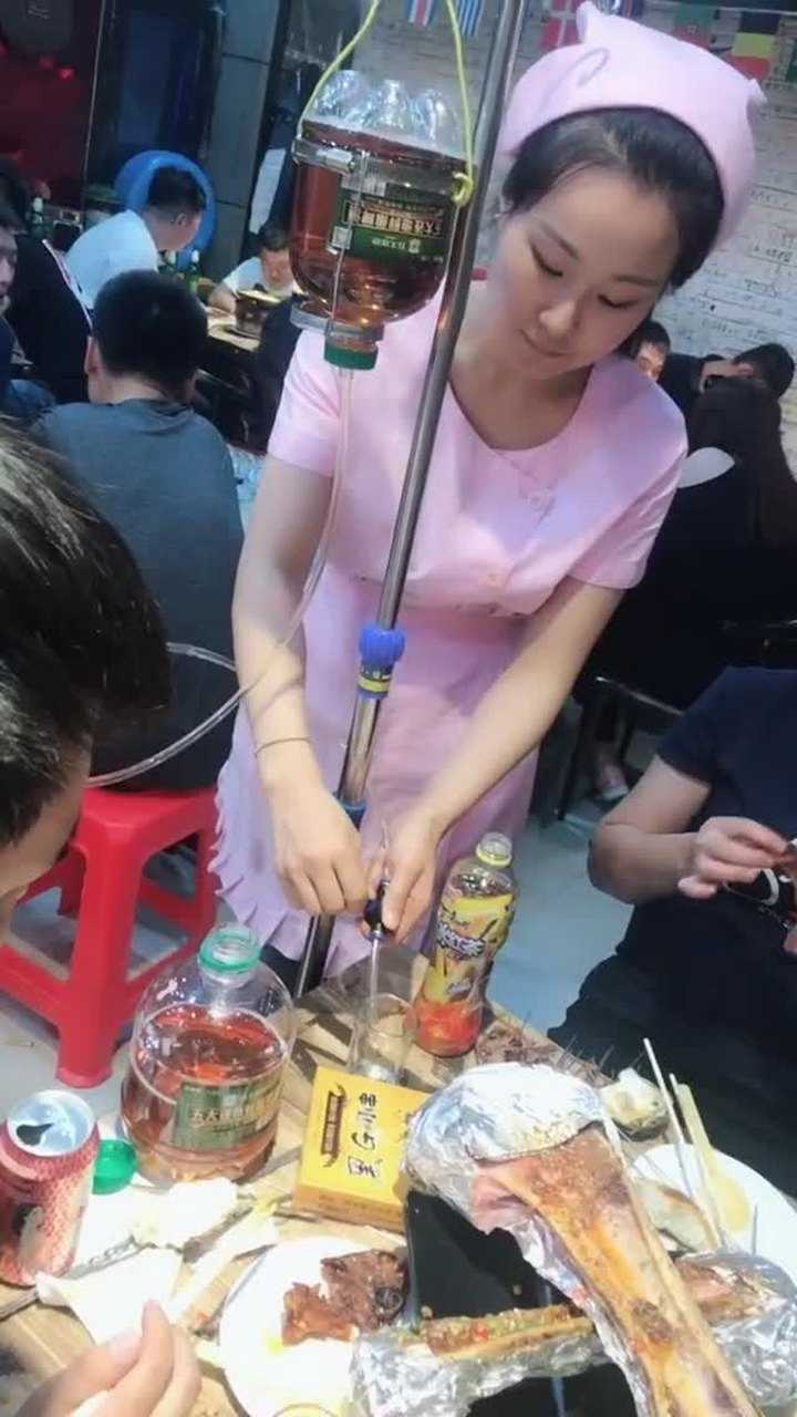 吃顿烧烤老板娘穿护士装服务