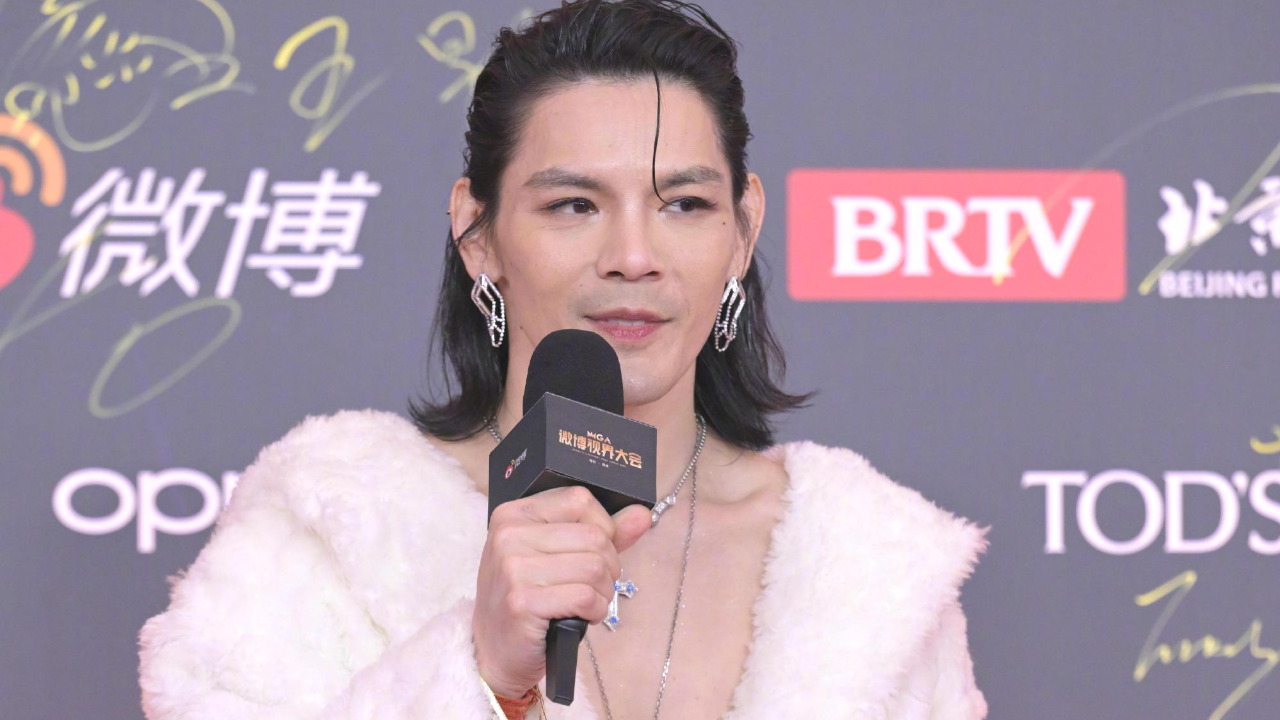 向佐穿女装亮相微博视界大会红毯,露背露肩还不小心走光,称礼服是和向太借的_腾讯新闻