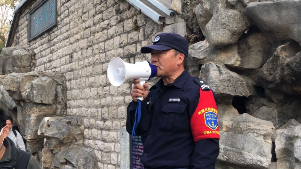 济南黑虎泉公园保安大哥双语广播提醒引发大批游客欢呼
