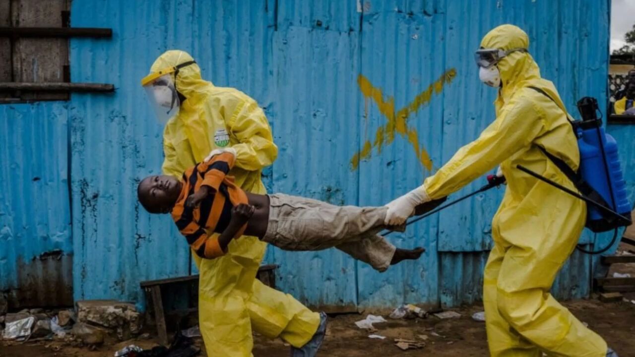 埃博拉患者死后,血液不会凝固,尸体会出现七窍流血的景象