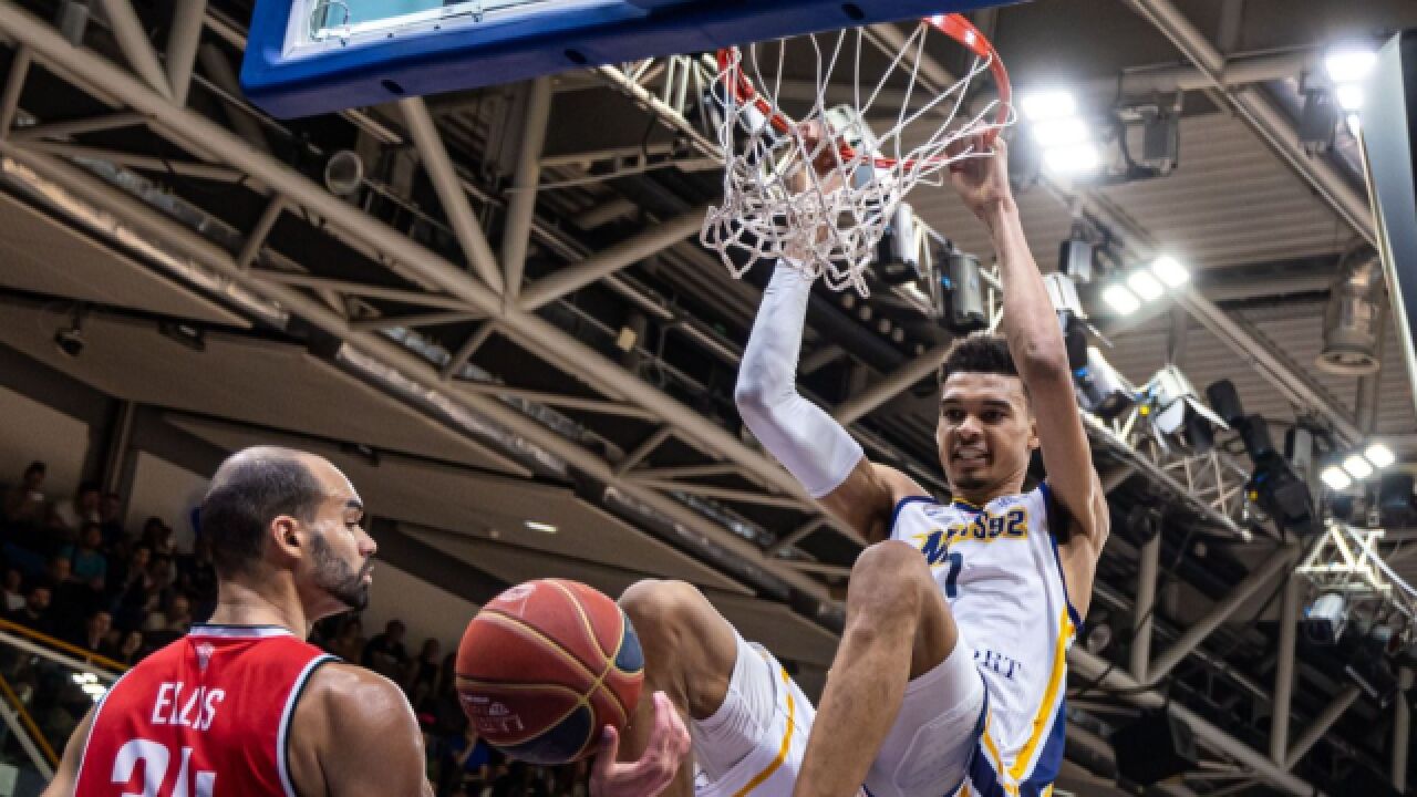 空接基本不用跳!文班亚马这扣篮,让人想起了姚明