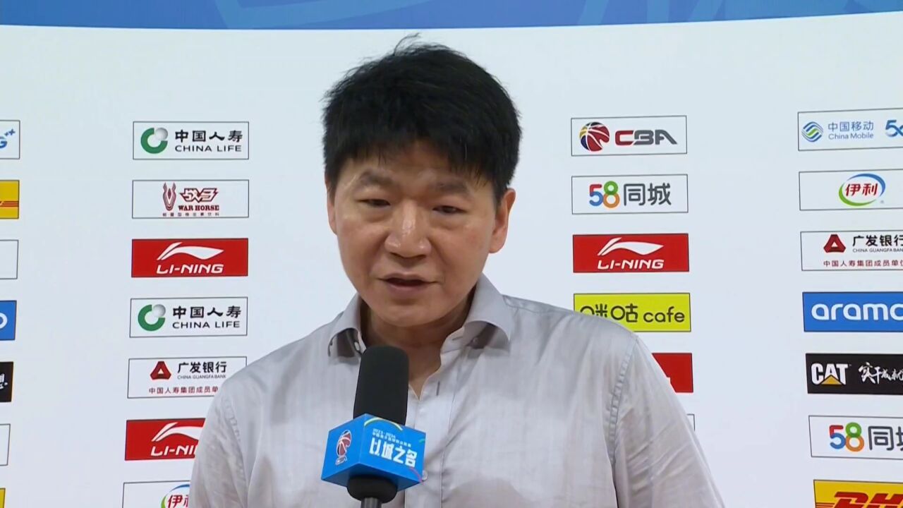 新疆男篮轻松拿捏上海男篮!新疆伊力特主教练邱彪赛后采访.