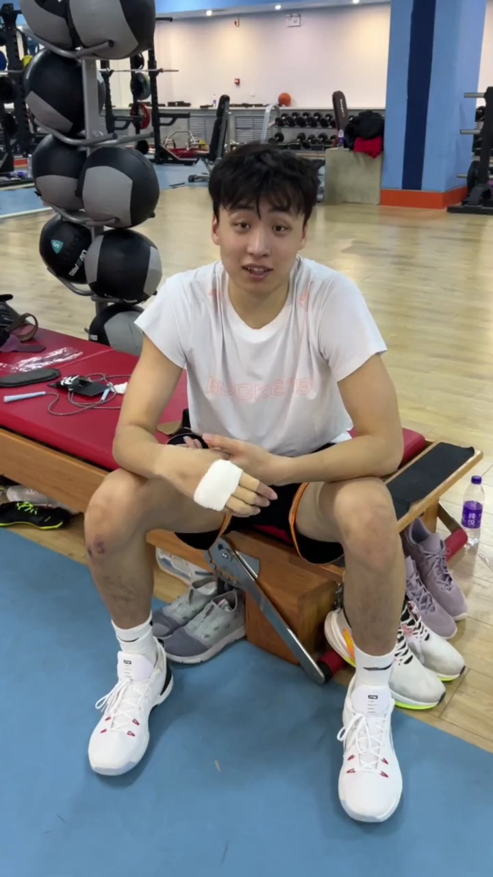 时隔一年,齐麟更新了社交媒体!