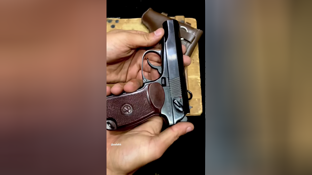 带原厂皮套的马卡洛夫 呈现出经典外观与高品质 是收藏的理想选择