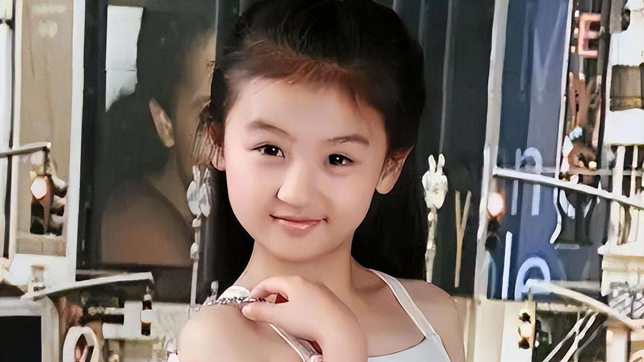 陆子艺:6岁被成龙抱上春晚,后因长相被骂退圈出国,她现状如何