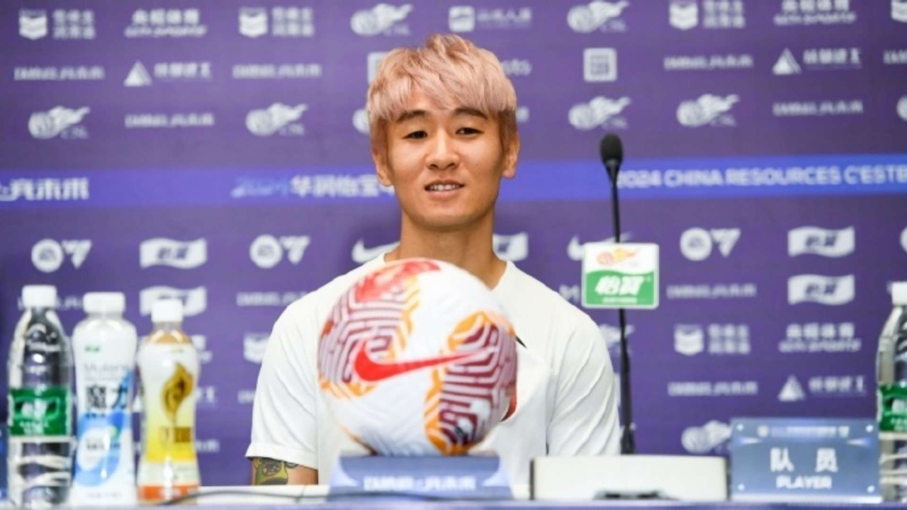 还得是你!韦世豪染"玫瑰金"发色出席赛前发布会:来到成都非常开心