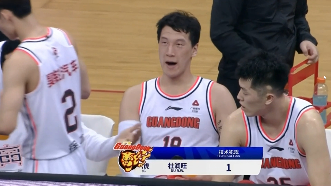 想打架?杜润旺挑衅南京小将,裁判各打50打板,曾繁日提前躲开