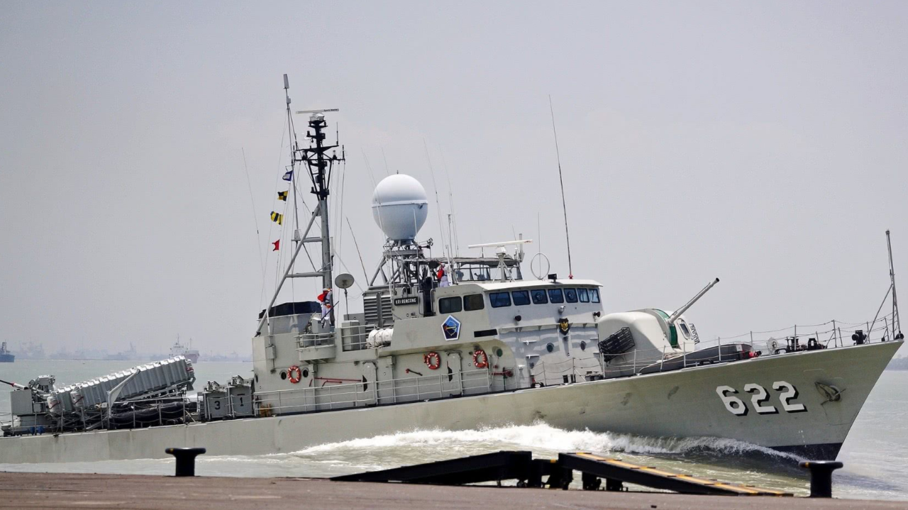 印尼海军从移动的船上发射 grad rm 70多管火箭发射器