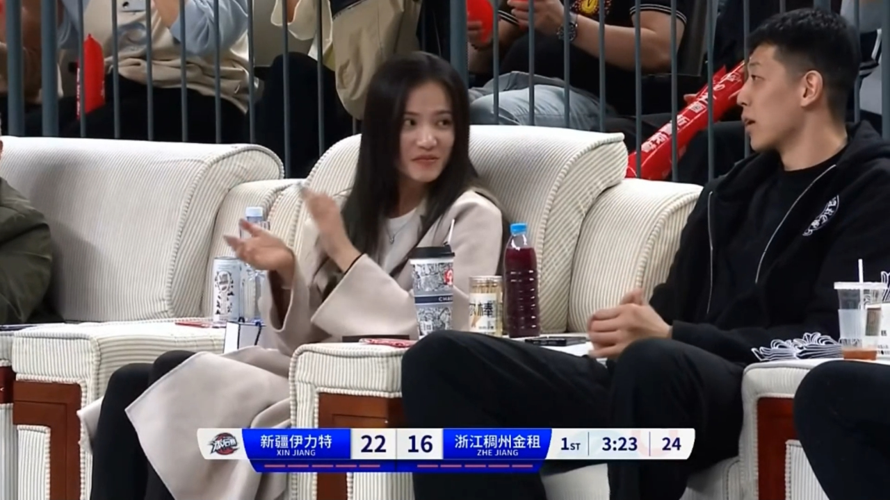 沈梓捷携美艳女友现场观战新疆vs浙江