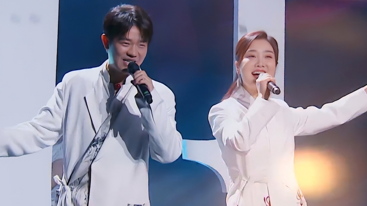 周深怎么也没想到,自己好不容易把《起风了》唱火,凤凰传奇也下手了