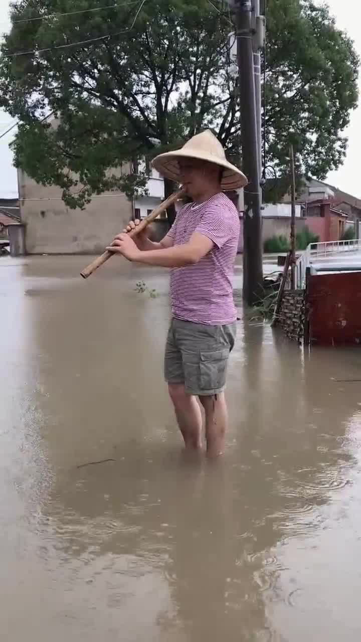 洞箫大师在大水中吹奏一首网友别吹了知道你难受啊