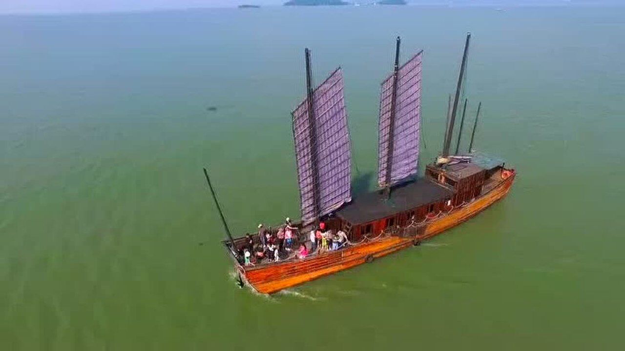 坐七桅古帆船 游太湖