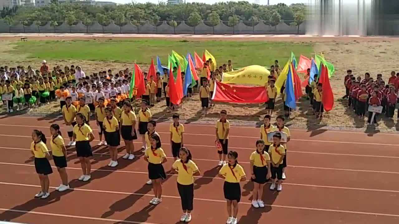 运动会入场式表演很简单，看起来很整齐的样子_高清