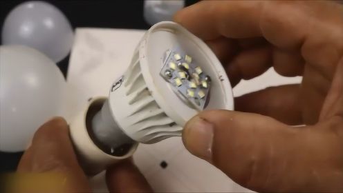 在家修理LED灯泡过程，动手能力真厉害！