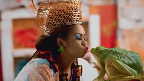 泰国凤姐连续吻了一年的青蛙，青蛙终于变成个大帅哥，一部喜剧片