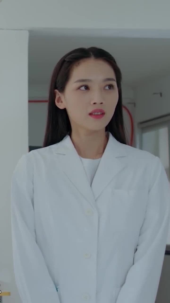 致我们暖暖的小时光周紫馨穿白大褂尽显优雅笑起来也很温柔