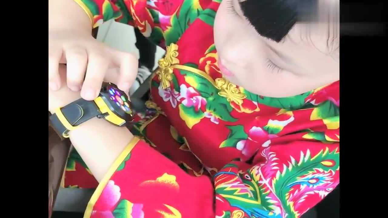 萌娃小玉玉马上演出爸爸妈妈亲自为小玉玉梳小辫真是太可爱了