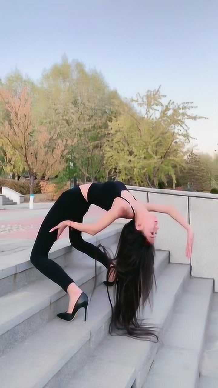 站在台阶上还穿高跟鞋下腰,小姐姐太厉害不拼颜值拼实力