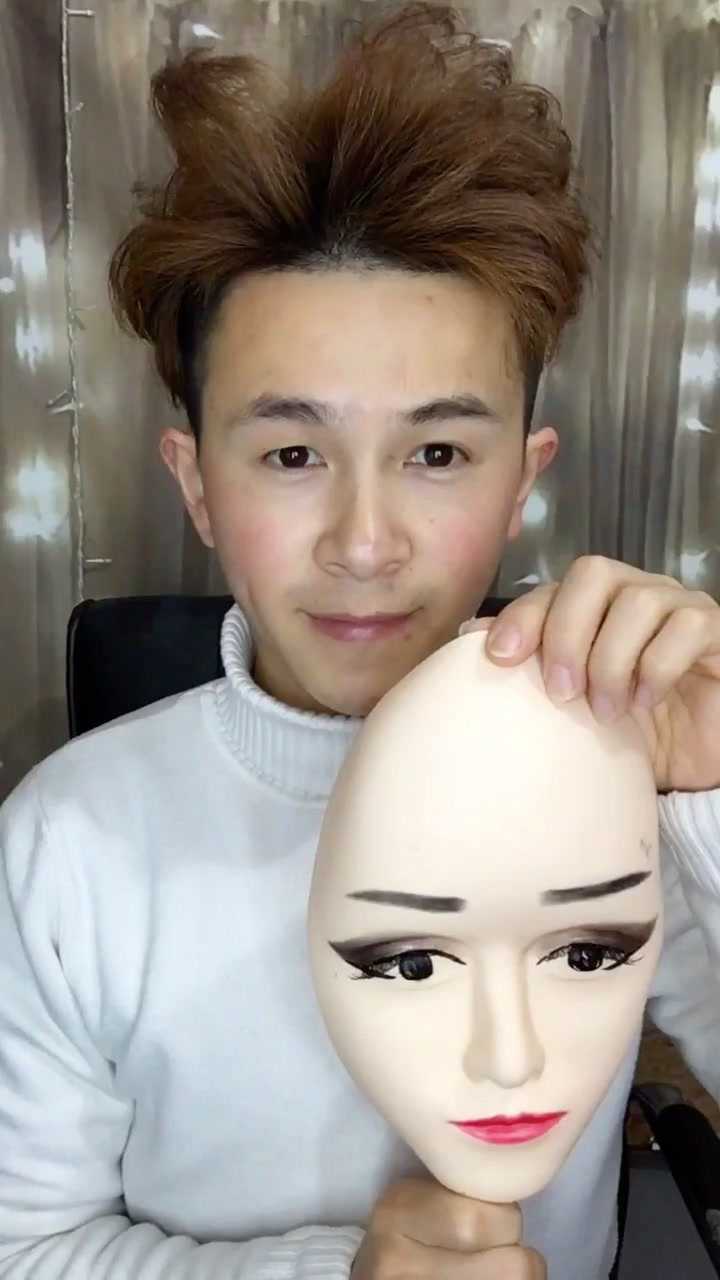 带上美女面具，小哥哥也变美女_高清