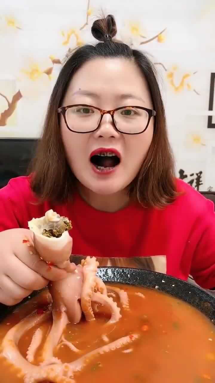 农村胖姐吃超大八爪鱼一口下去爆出满满的黄吧唧着嘴真香