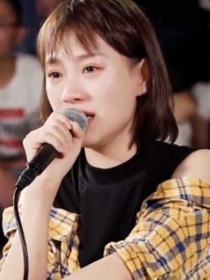 网络歌手"小阿七"广州街头演唱"那个女孩对我说"感动落泪