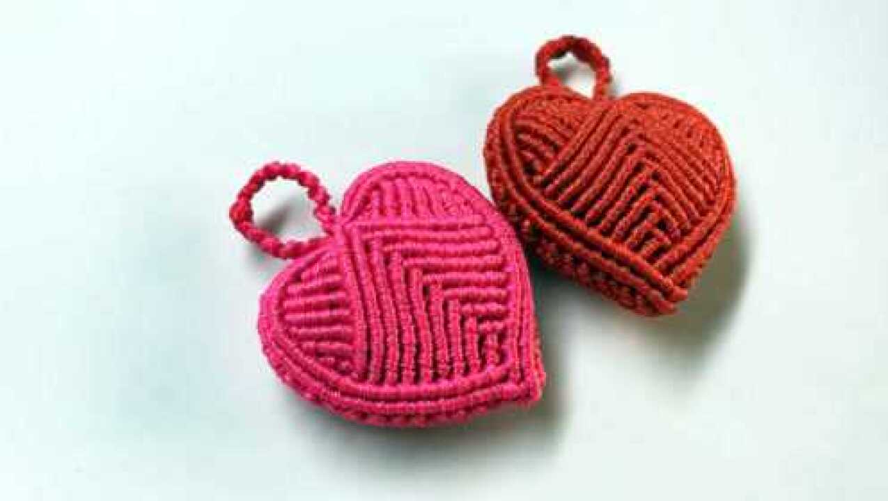 手工编织小饰品,用线编织漂亮爱心香包钥匙扣